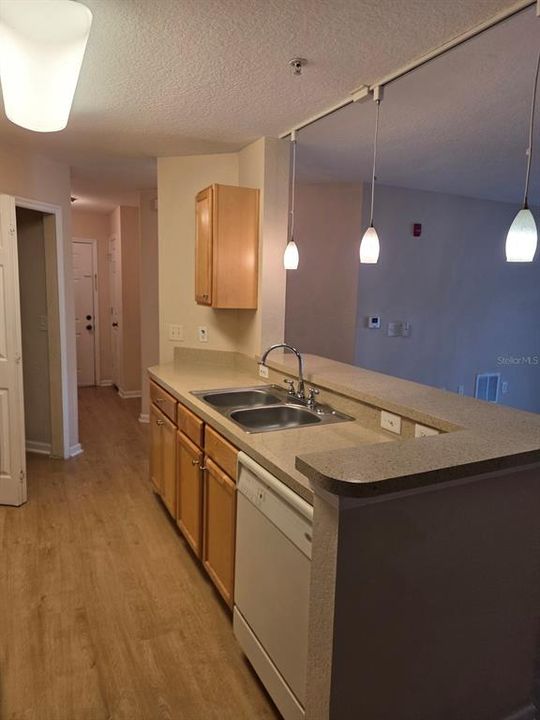 В аренду: $1,900 (3 спален, 2 ванн, 1231 Квадратных фут)