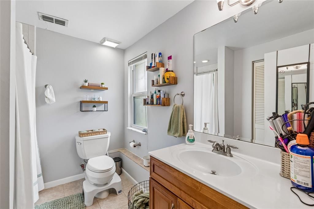 Active With Contract: $400,000 (3 beds, 2 baths, 1710 Square Feet)