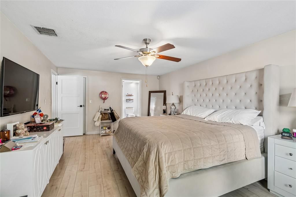 Active With Contract: $400,000 (3 beds, 2 baths, 1710 Square Feet)