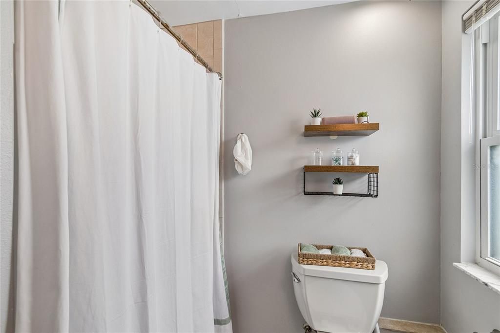 Active With Contract: $400,000 (3 beds, 2 baths, 1710 Square Feet)