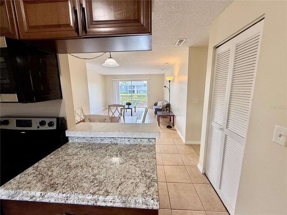 For Rent: $1,500 (2 beds, 1 baths, 912 Square Feet)