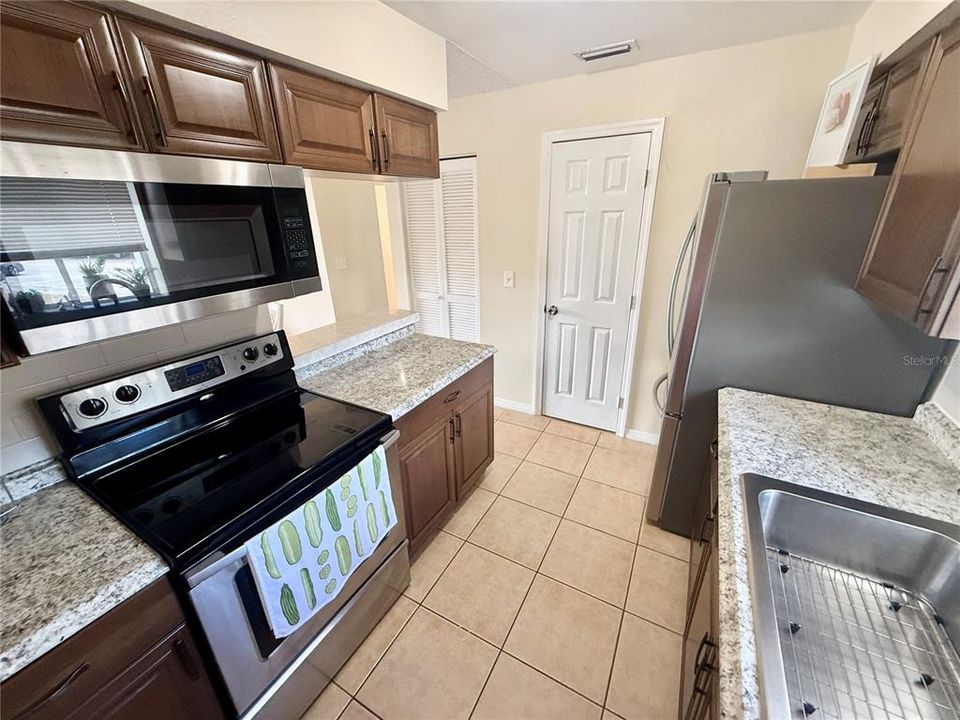 For Rent: $1,500 (2 beds, 1 baths, 912 Square Feet)