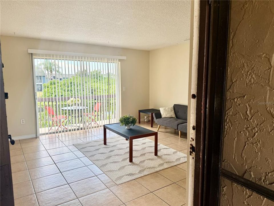 For Rent: $1,500 (2 beds, 1 baths, 912 Square Feet)