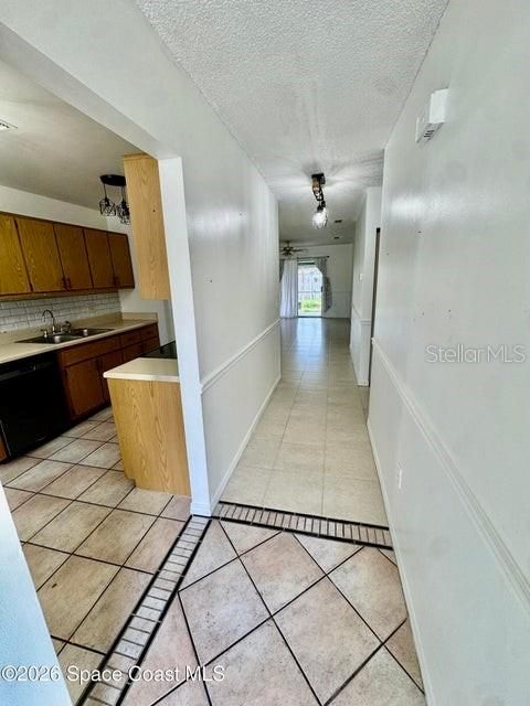 For Sale: $150,000 (2 beds, 2 baths, 962 Square Feet)