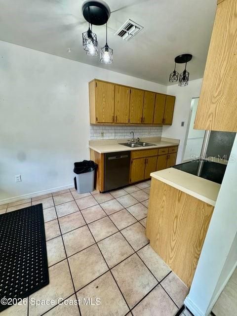 For Sale: $150,000 (2 beds, 2 baths, 962 Square Feet)