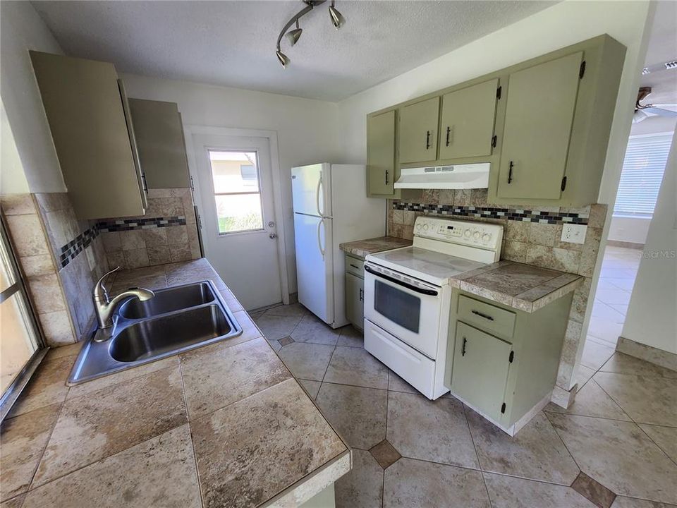 For Sale: $179,000 (3 beds, 2 baths, 1200 Square Feet)