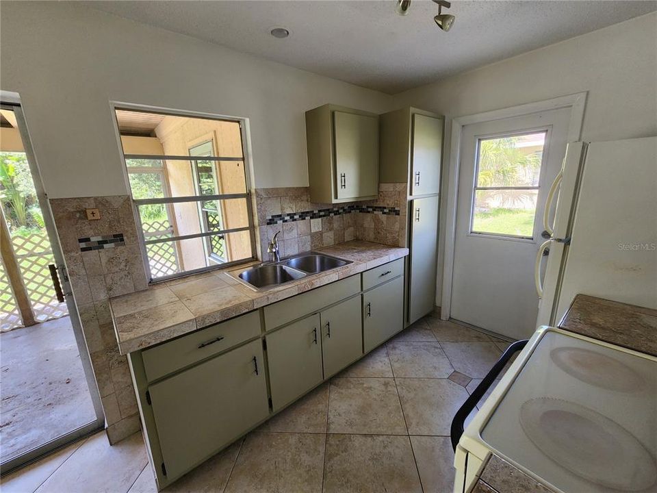 For Sale: $179,000 (3 beds, 2 baths, 1200 Square Feet)