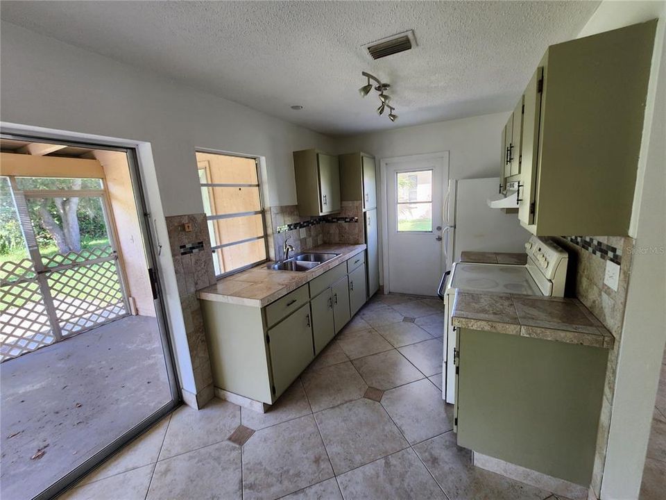 For Sale: $179,000 (3 beds, 2 baths, 1200 Square Feet)