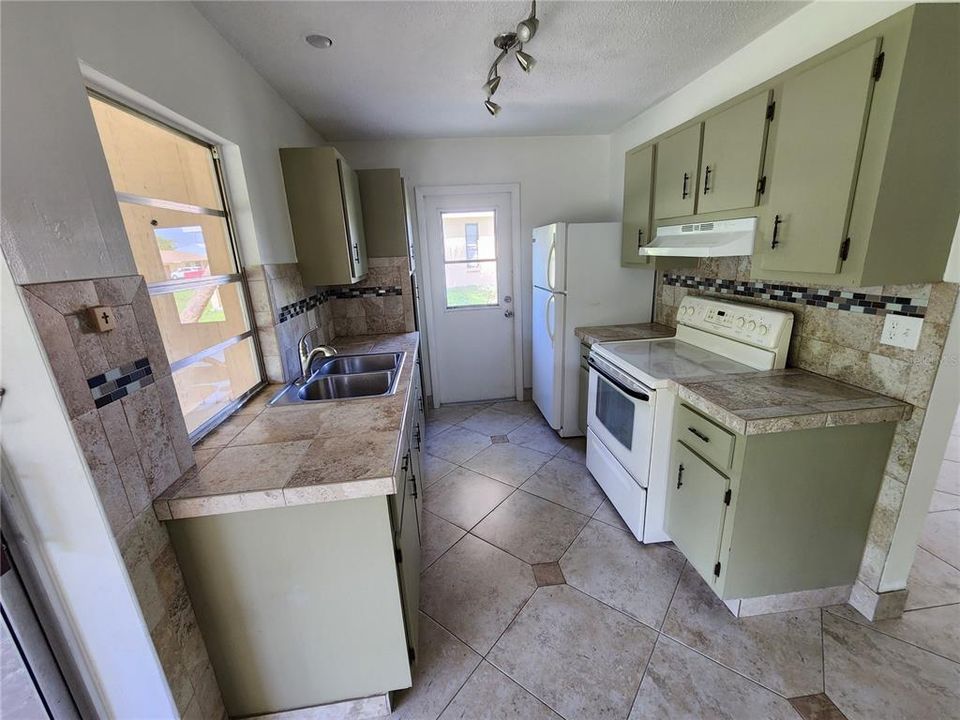 For Sale: $179,000 (3 beds, 2 baths, 1200 Square Feet)