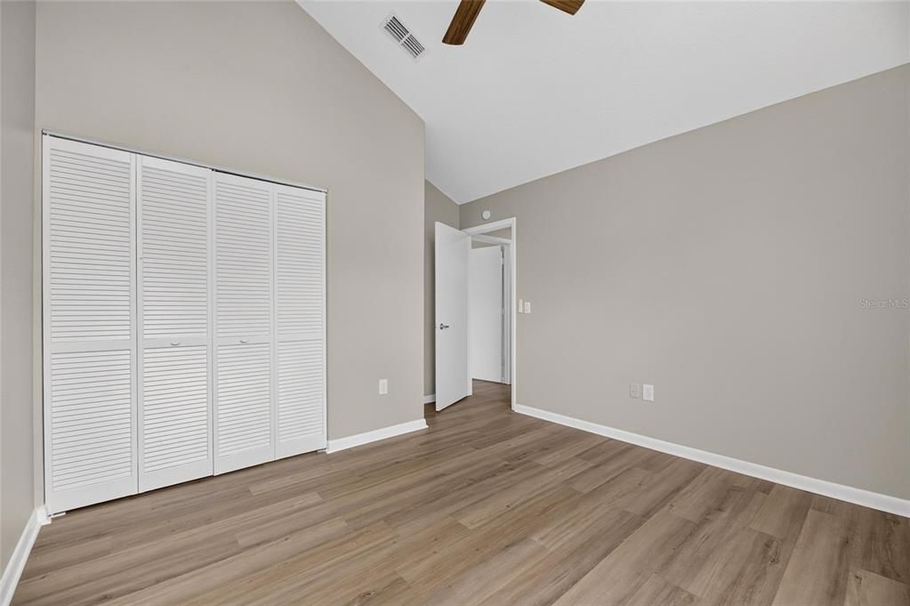 For Sale: $199,900 (2 beds, 1 baths, 1072 Square Feet)