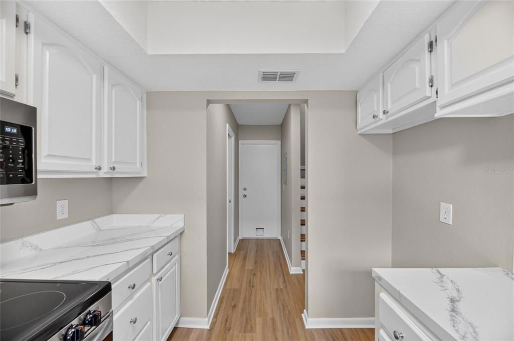 For Sale: $199,900 (2 beds, 1 baths, 1072 Square Feet)