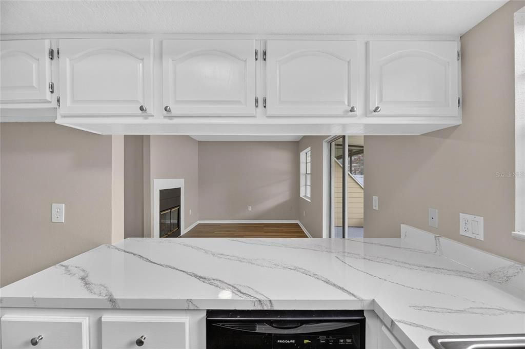 For Sale: $199,900 (2 beds, 1 baths, 1072 Square Feet)
