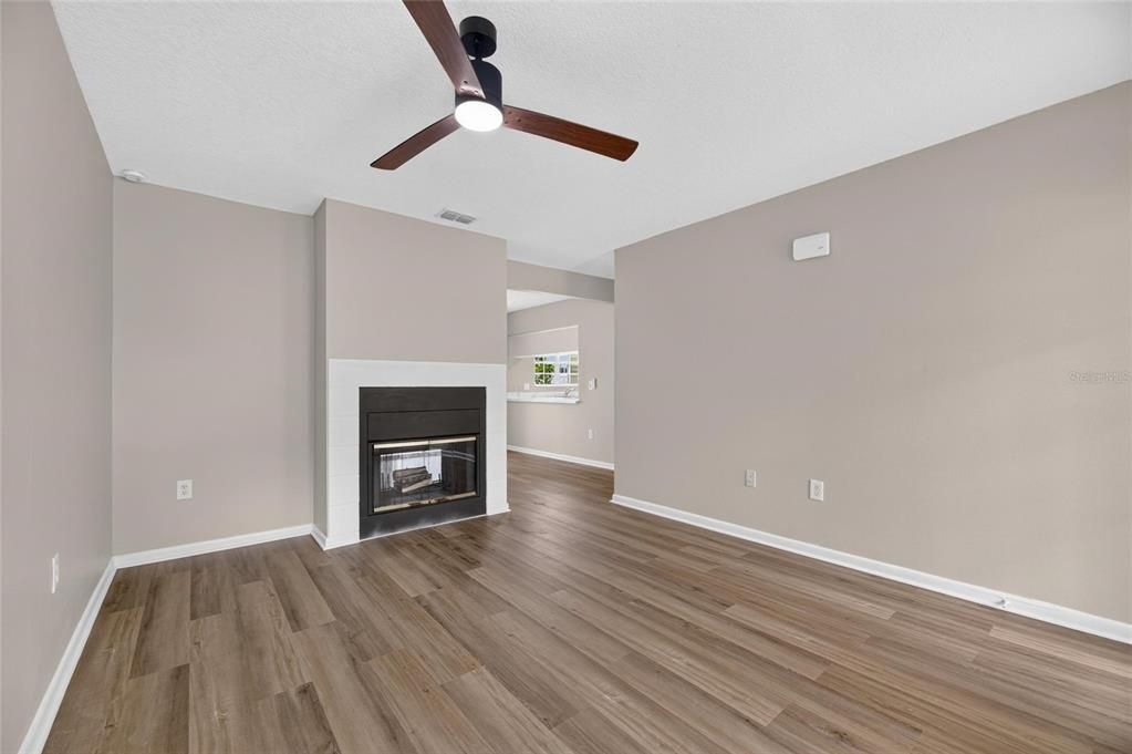 For Sale: $199,900 (2 beds, 1 baths, 1072 Square Feet)