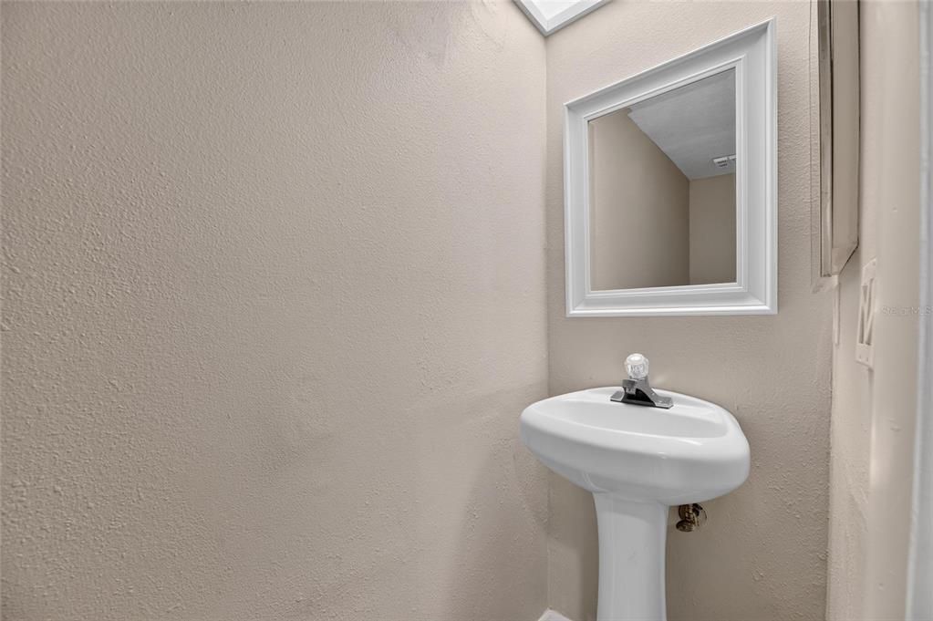 For Sale: $199,900 (2 beds, 1 baths, 1072 Square Feet)