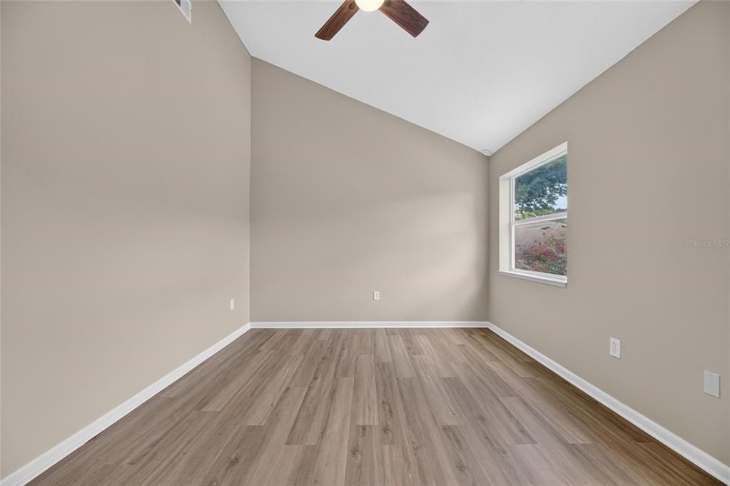 For Sale: $199,900 (2 beds, 1 baths, 1072 Square Feet)