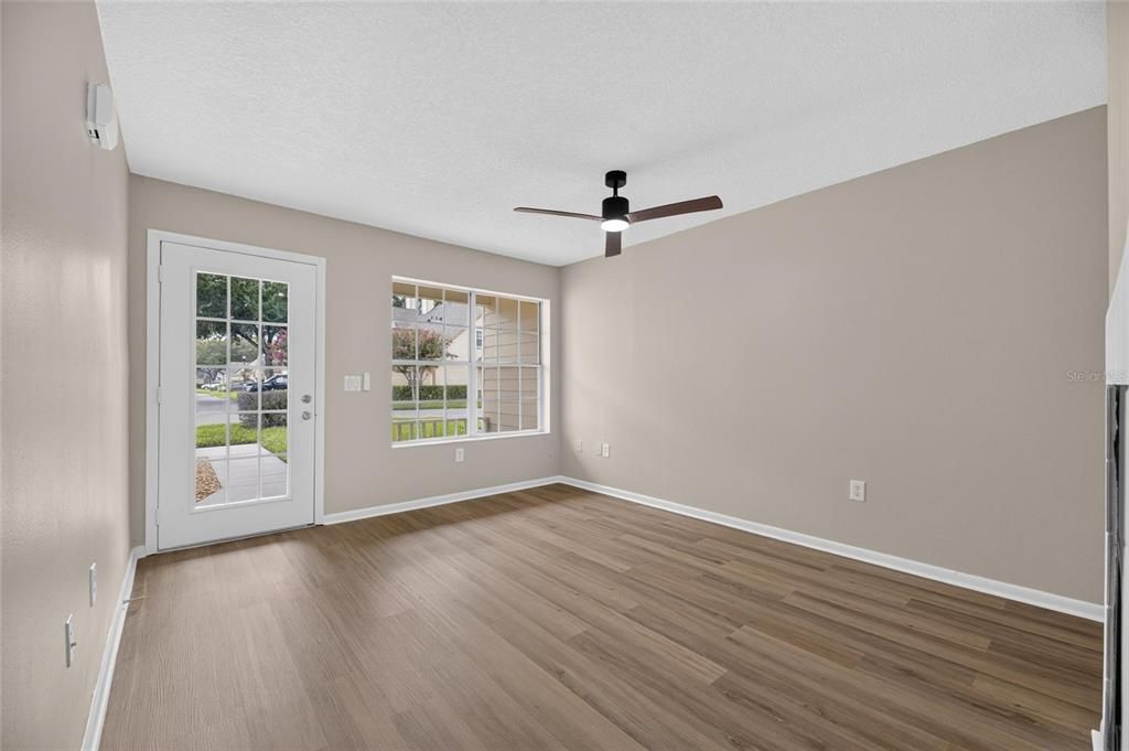 For Sale: $199,900 (2 beds, 1 baths, 1072 Square Feet)