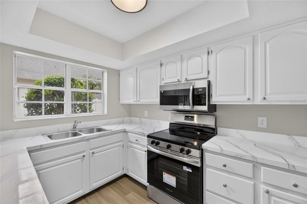 For Sale: $199,900 (2 beds, 1 baths, 1072 Square Feet)