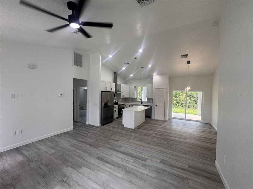 For Sale: $335,000 (3 beds, 3 baths, 1505 Square Feet)