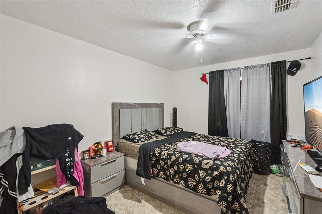 For Sale: $260,000 (3 beds, 1 baths, 998 Square Feet)