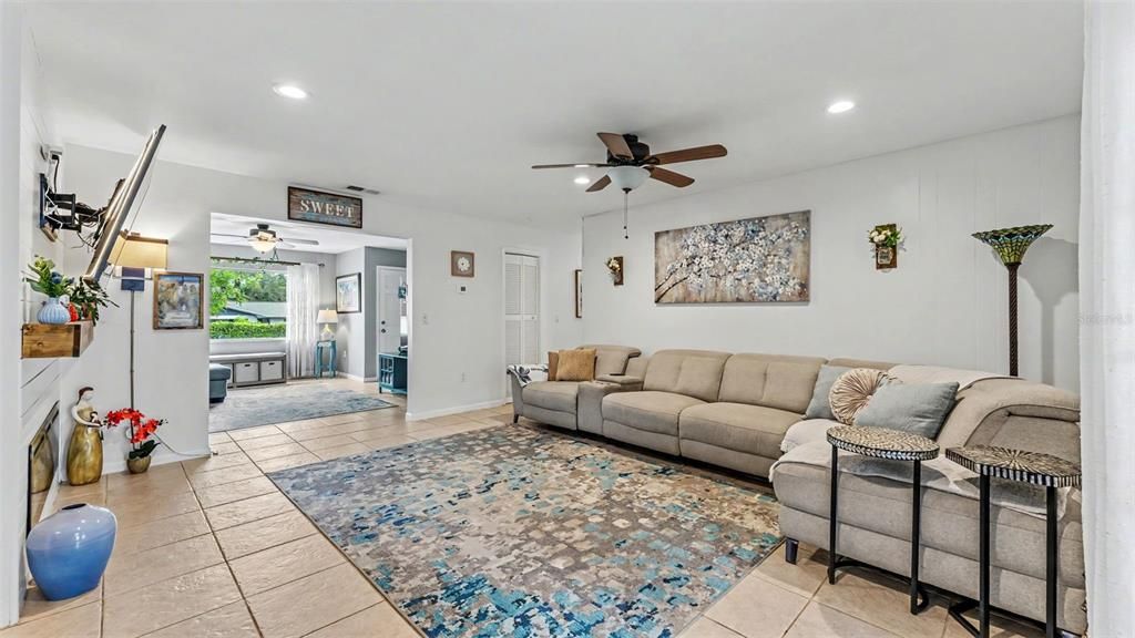 For Sale: $369,000 (3 beds, 2 baths, 1559 Square Feet)