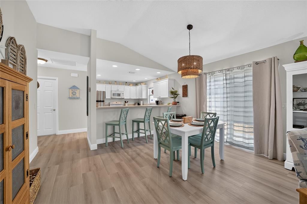 For Sale: $369,000 (2 beds, 2 baths, 1132 Square Feet)