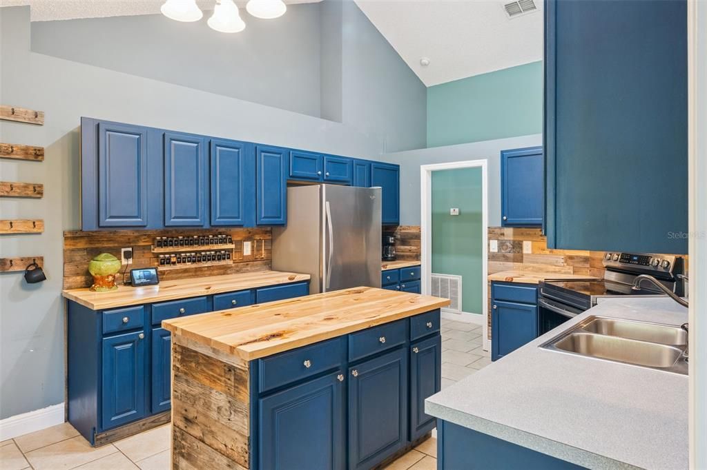 For Sale: $315,000 (3 beds, 2 baths, 1608 Square Feet)