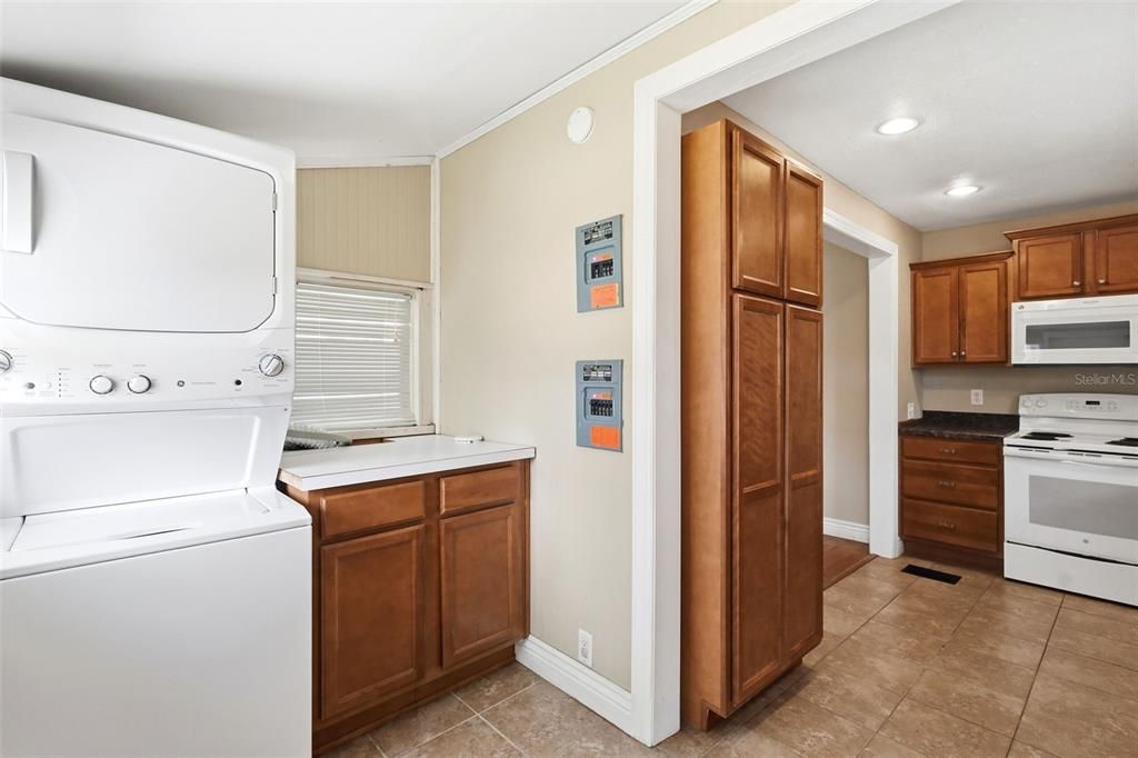 Activo con contrato: $265,000 (3 camas, 1 baños, 1068 Pies cuadrados)