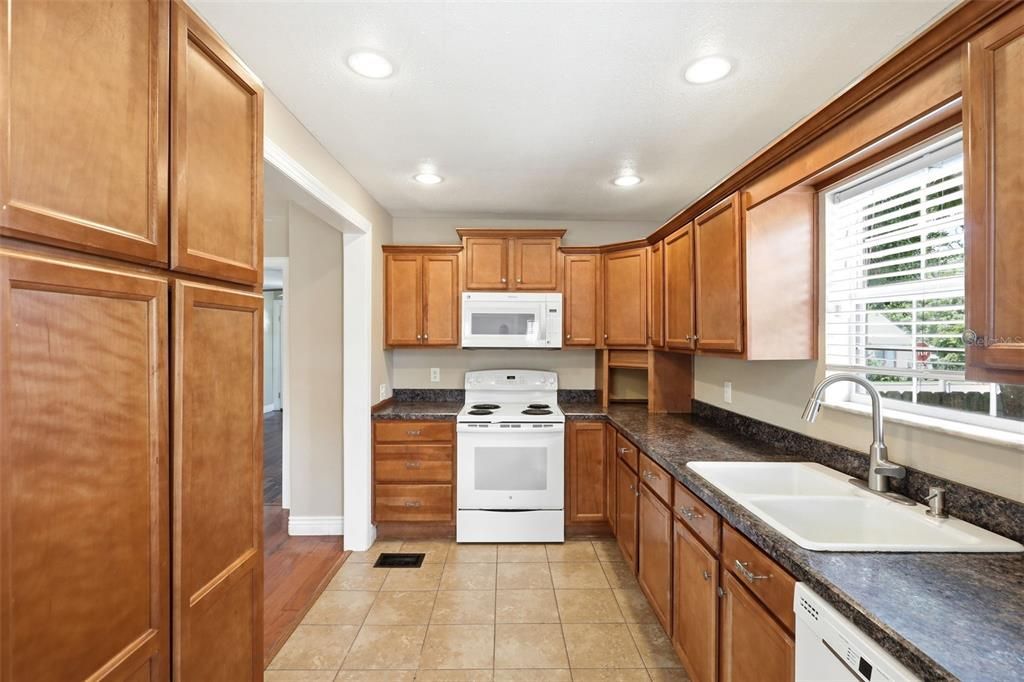 Activo con contrato: $265,000 (3 camas, 1 baños, 1068 Pies cuadrados)