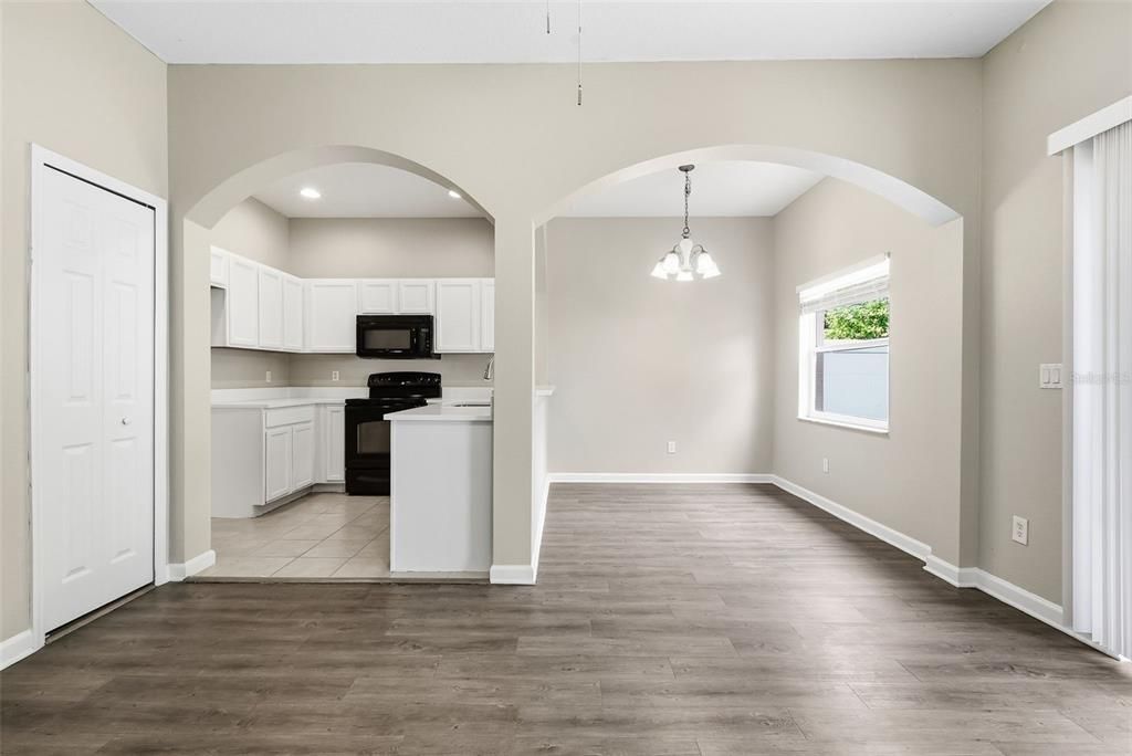 For Sale: $289,900 (2 beds, 2 baths, 1314 Square Feet)