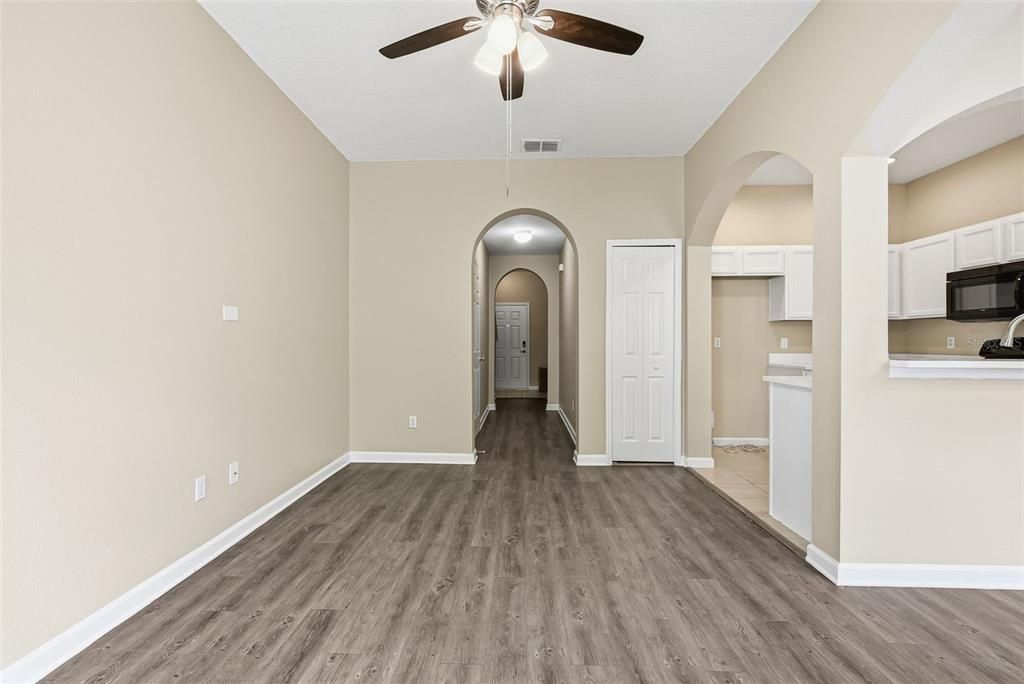 For Sale: $289,900 (2 beds, 2 baths, 1314 Square Feet)