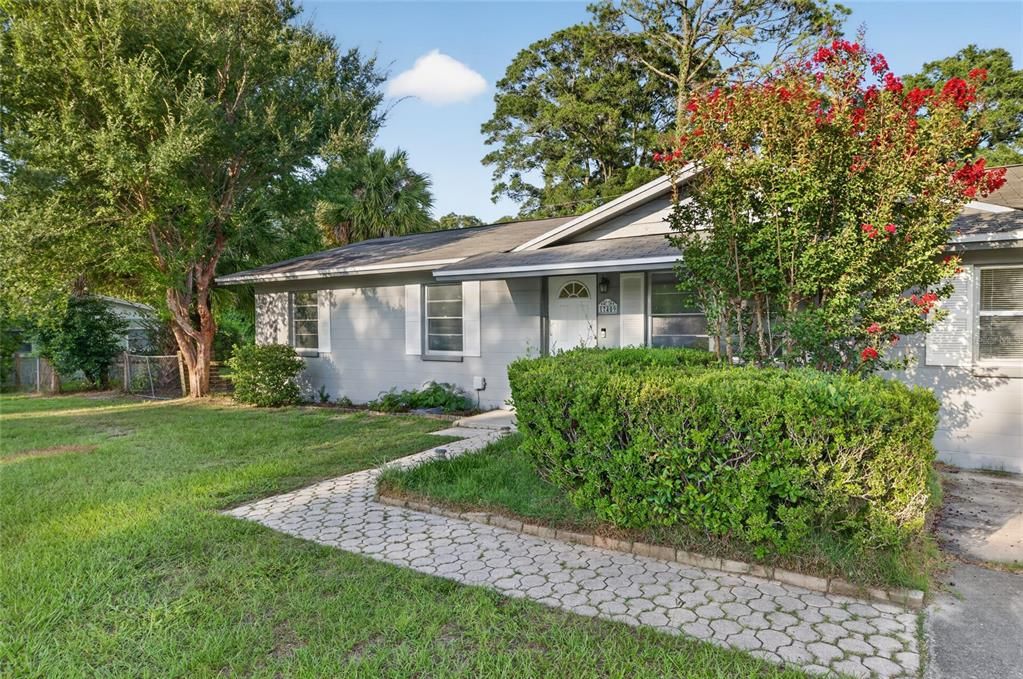 For Sale: $299,900 (4 beds, 2 baths, 1820 Square Feet)