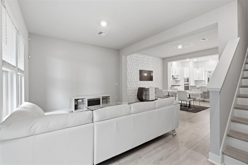 For Sale: $695,000 (3 beds, 3 baths, 1868 Square Feet)