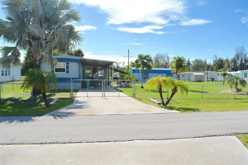 For Sale: $149,900 (2 beds, 2 baths, 936 Square Feet)