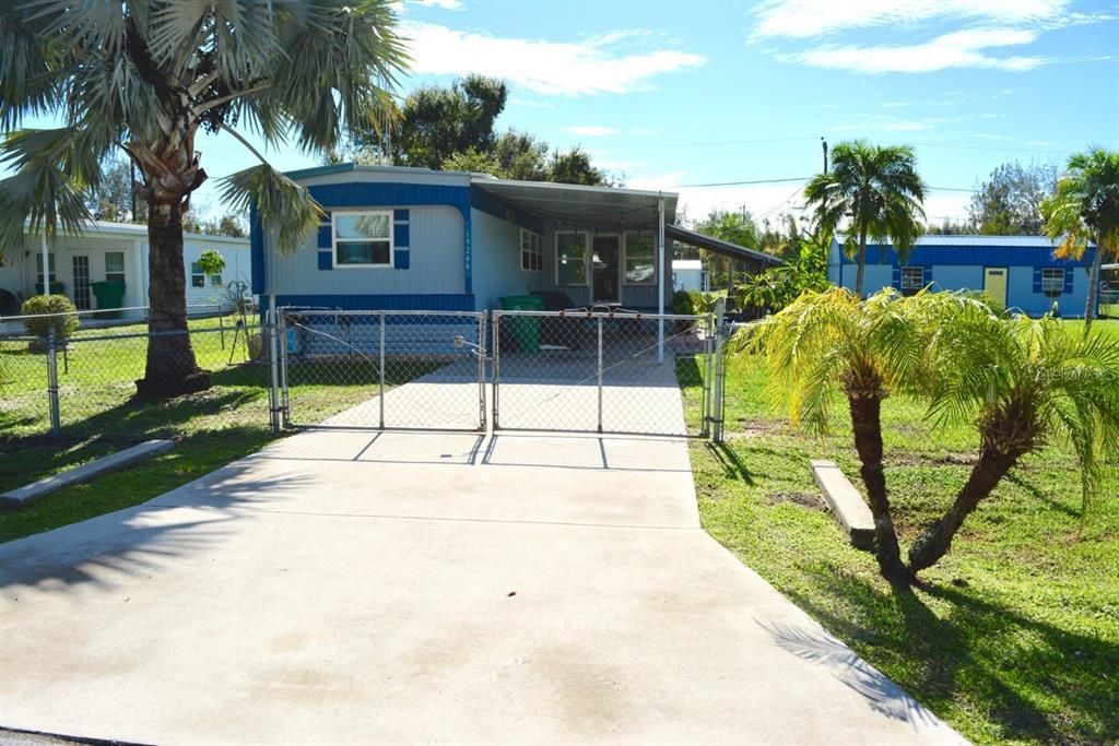 For Sale: $149,900 (2 beds, 2 baths, 936 Square Feet)