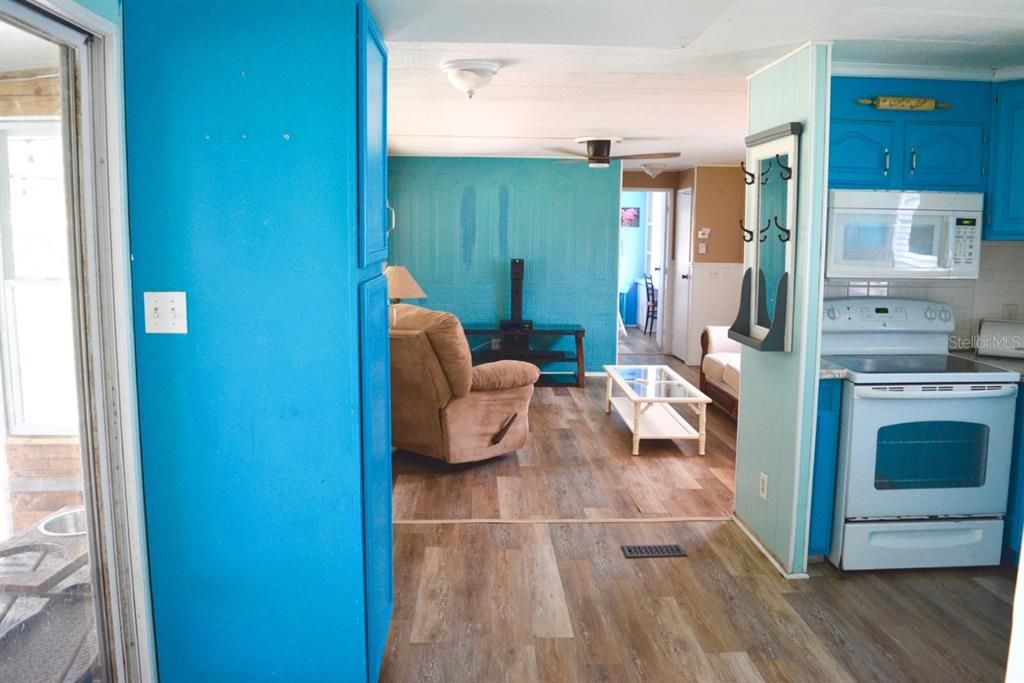 For Sale: $149,900 (2 beds, 2 baths, 936 Square Feet)