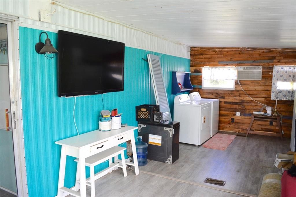 For Sale: $149,900 (2 beds, 2 baths, 936 Square Feet)