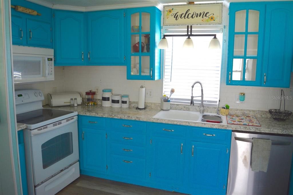 For Sale: $149,900 (2 beds, 2 baths, 936 Square Feet)