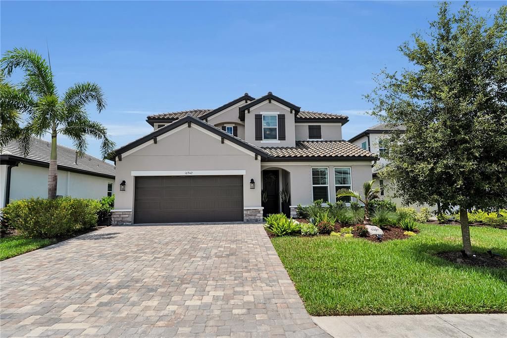 For Sale: $740,000 (4 beds, 3 baths, 2559 Square Feet)