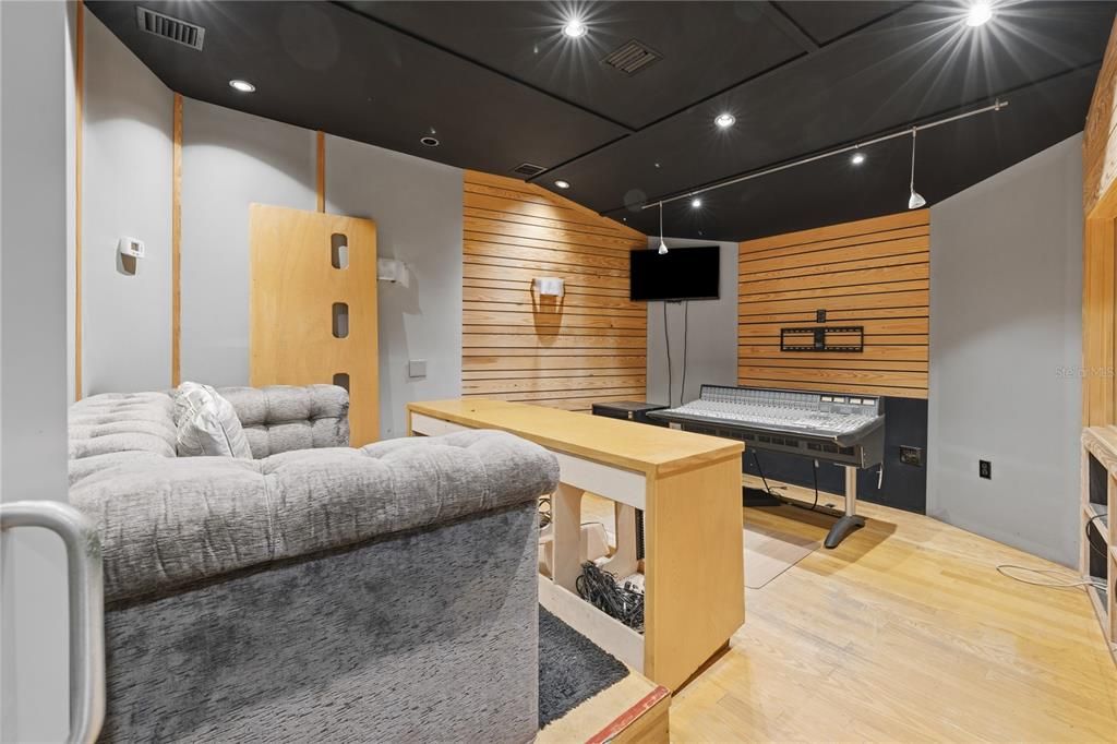 For Sale: $550,000 (0 beds, 0 baths, 1568 Square Feet)