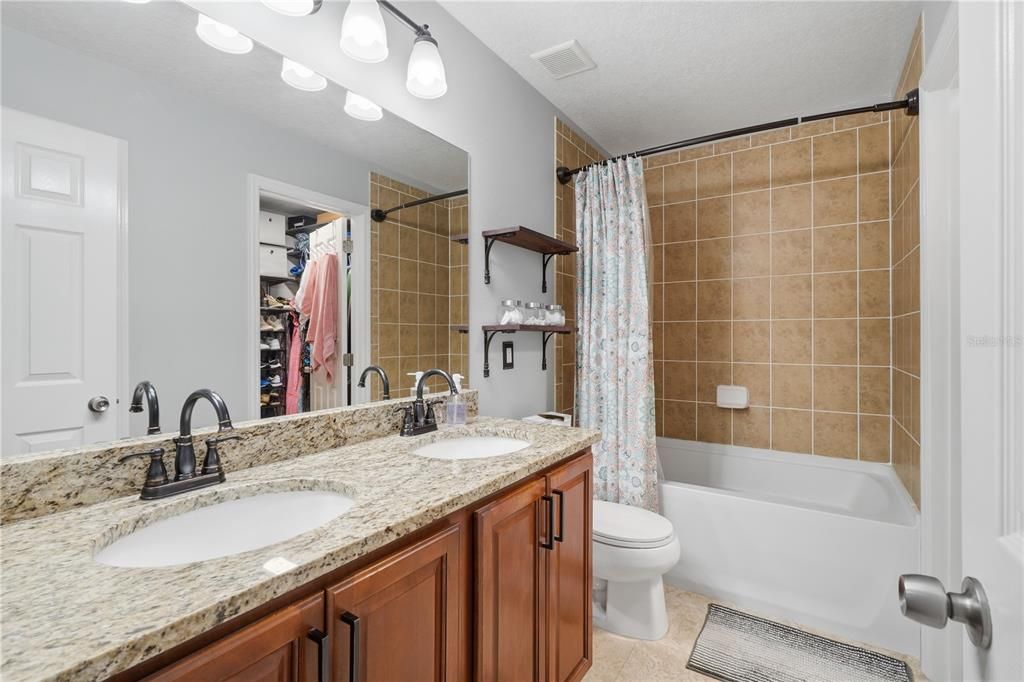 For Sale: $389,900 (3 beds, 2 baths, 1649 Square Feet)