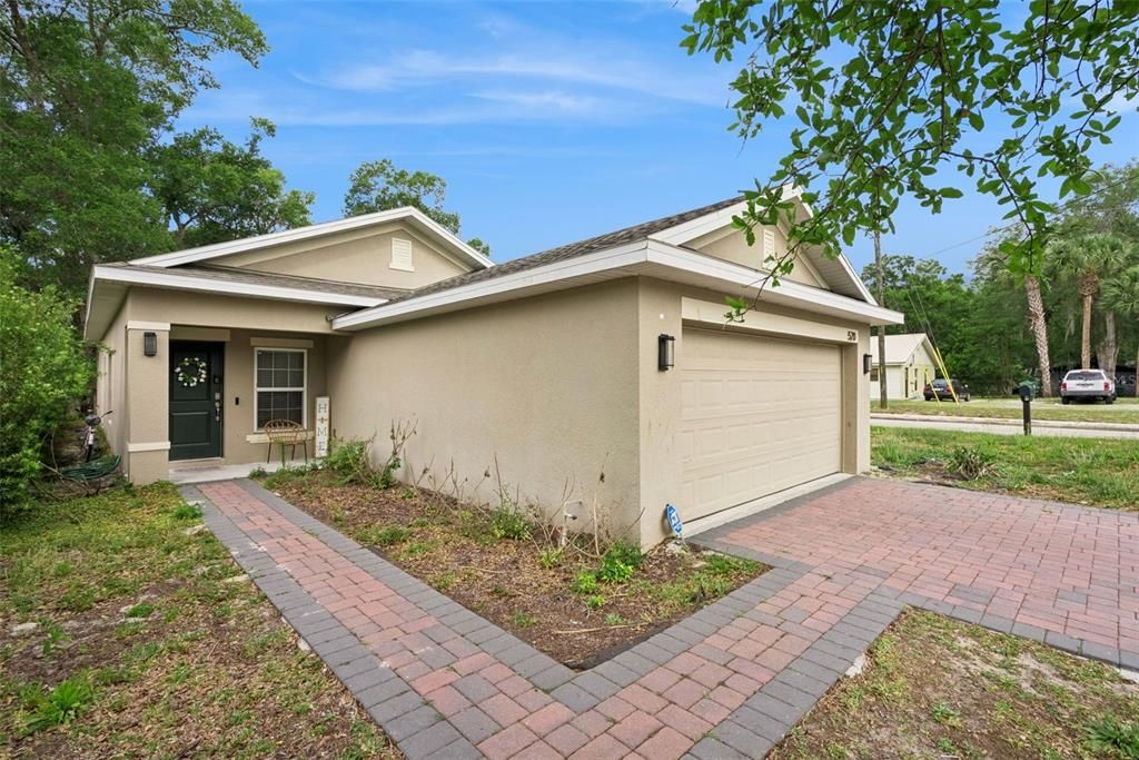 For Sale: $300,000 (3 beds, 2 baths, 1582 Square Feet)