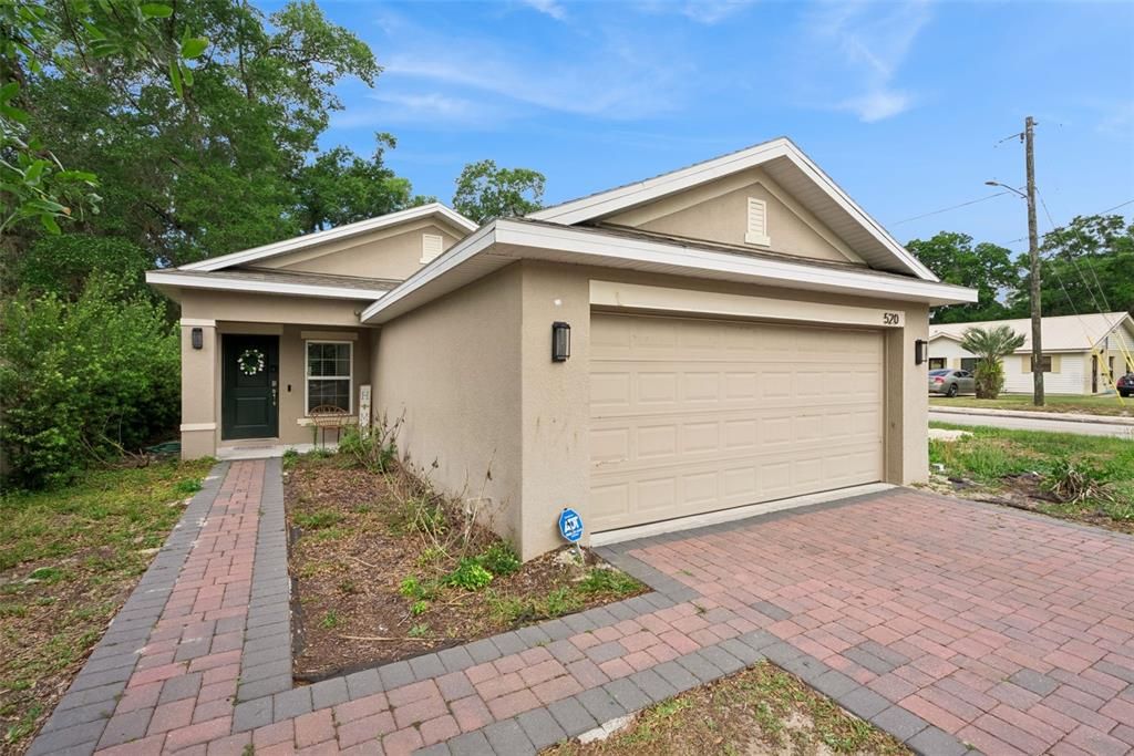 For Sale: $300,000 (3 beds, 2 baths, 1582 Square Feet)