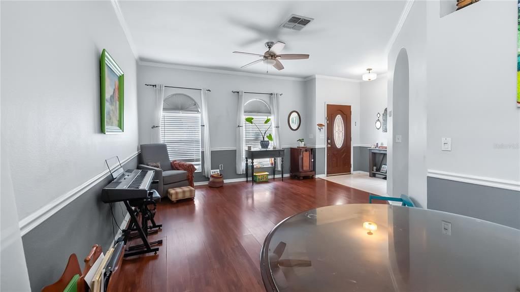 En Venta: $450,000 (4 camas, 2 baños, 1832 Pies cuadrados)