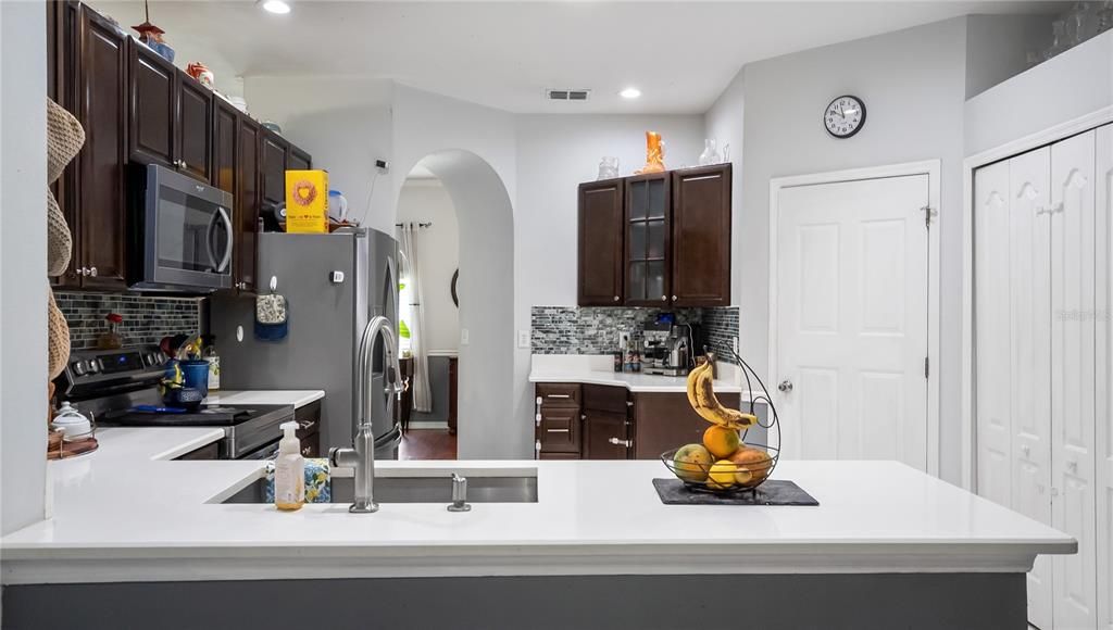 En Venta: $450,000 (4 camas, 2 baños, 1832 Pies cuadrados)