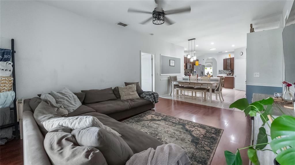 En Venta: $450,000 (4 camas, 2 baños, 1832 Pies cuadrados)