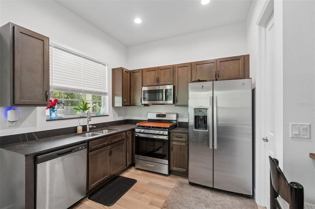 For Sale: $280,000 (1 beds, 2 baths, 820 Square Feet)