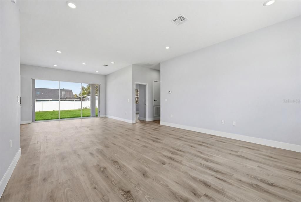 For Sale: $349,900 (4 beds, 3 baths, 1802 Square Feet)