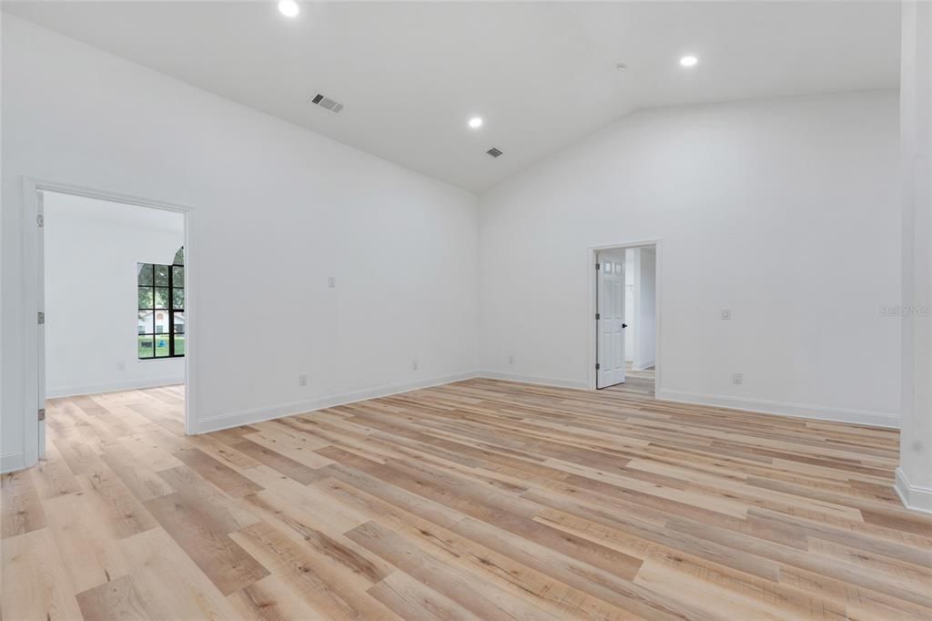 Activo con contrato: $465,000 (4 camas, 3 baños, 2382 Pies cuadrados)