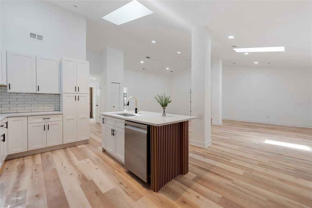 Activo con contrato: $465,000 (4 camas, 3 baños, 2382 Pies cuadrados)