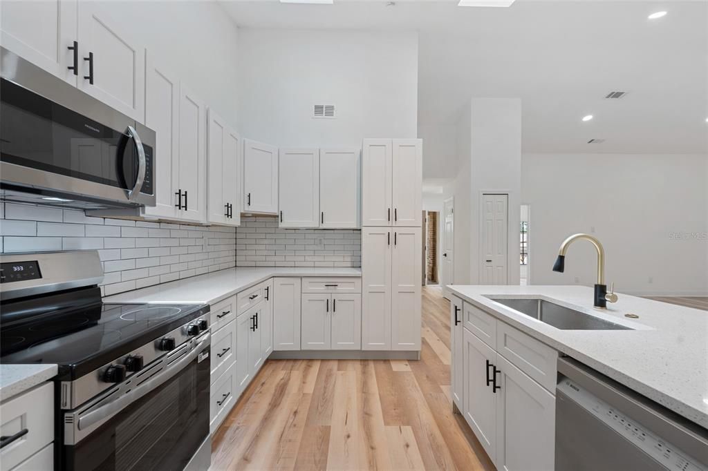Activo con contrato: $465,000 (4 camas, 3 baños, 2382 Pies cuadrados)